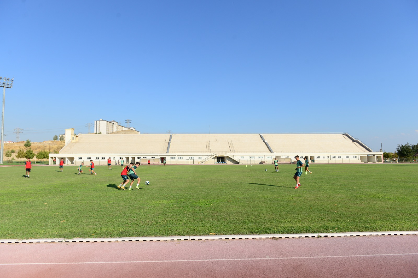 Üniversitemiz ve TÜFAD Kahramanmaraş Şubesi İşbirliğiyle Futbol Antrenörlerine Yönelik Gelişim Semineri Düzenlendi