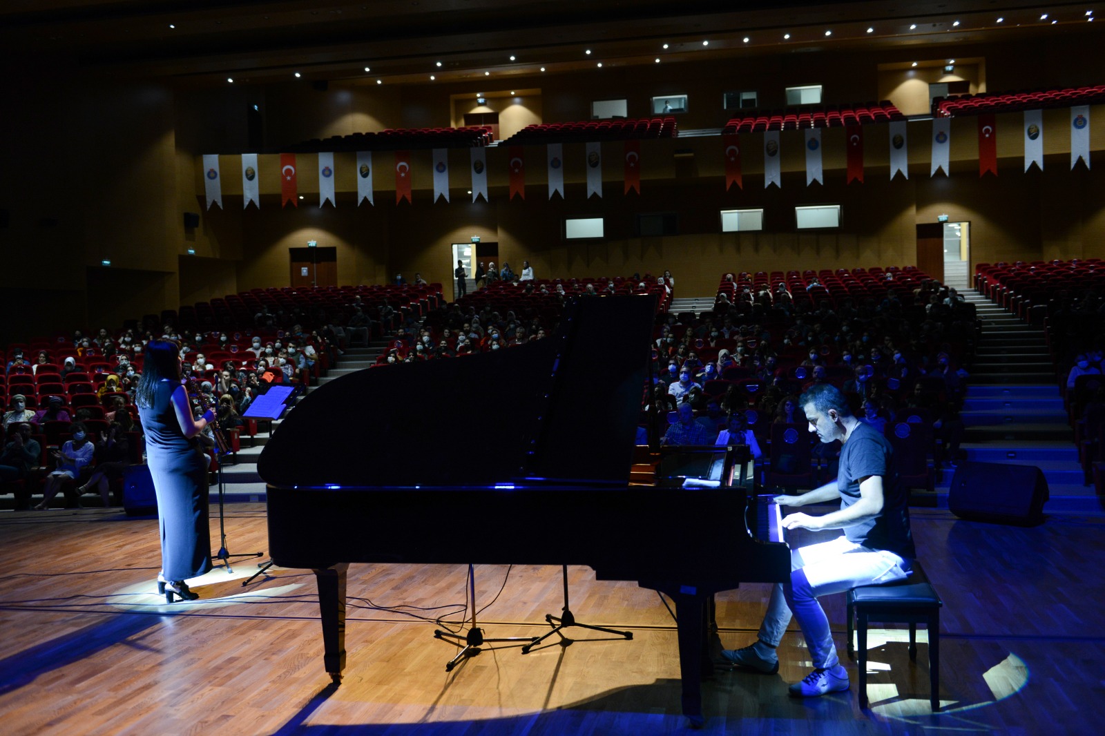 Üniversitemizde ‘Sonbahar Yaprakları’ Temalı Piyano ve Saksafon Konseri Düzenlendi