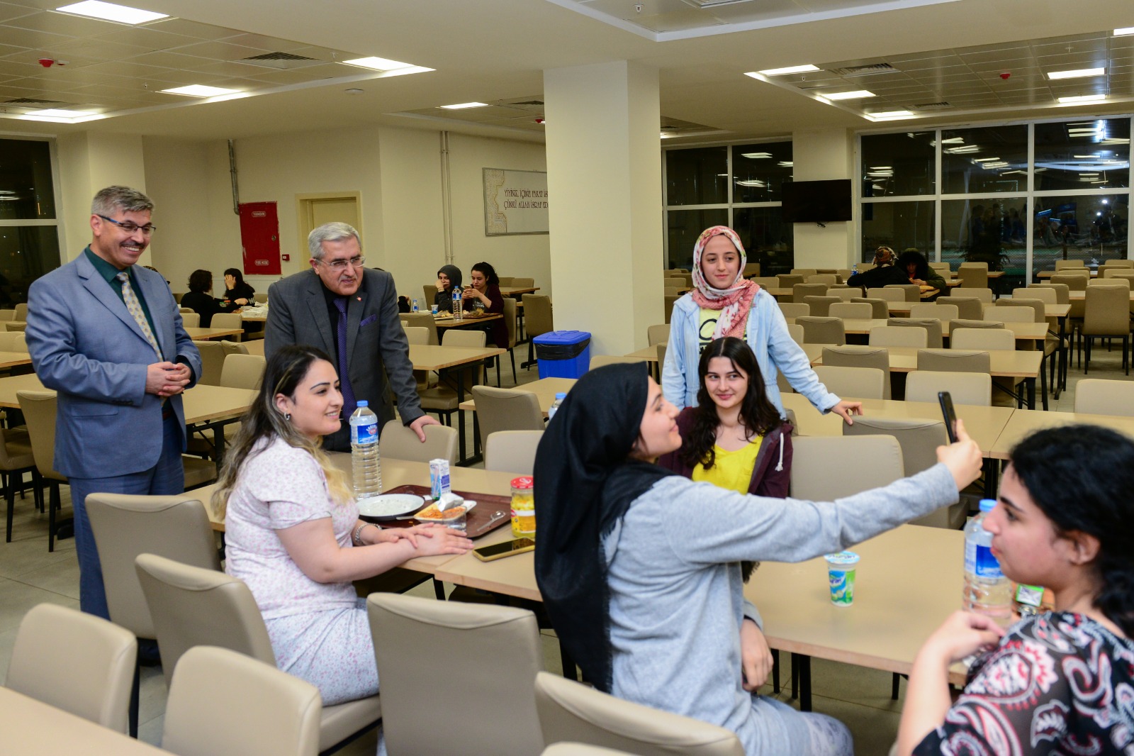 Üniversitemiz Yönetimi ile Gençlik ve Spor İl Müdürlüğü Yöneticileri KYK Avşar Kız Yurdundaki İftar Programında Öğrencilerle Bir Araya Geldi