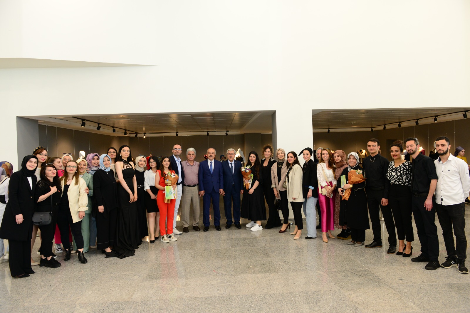 GSF Tekstil ve Moda Tasarımı Bölümü Öğrencilerinin Mezuniyet Defilesi Büyük Beğeni Topladı