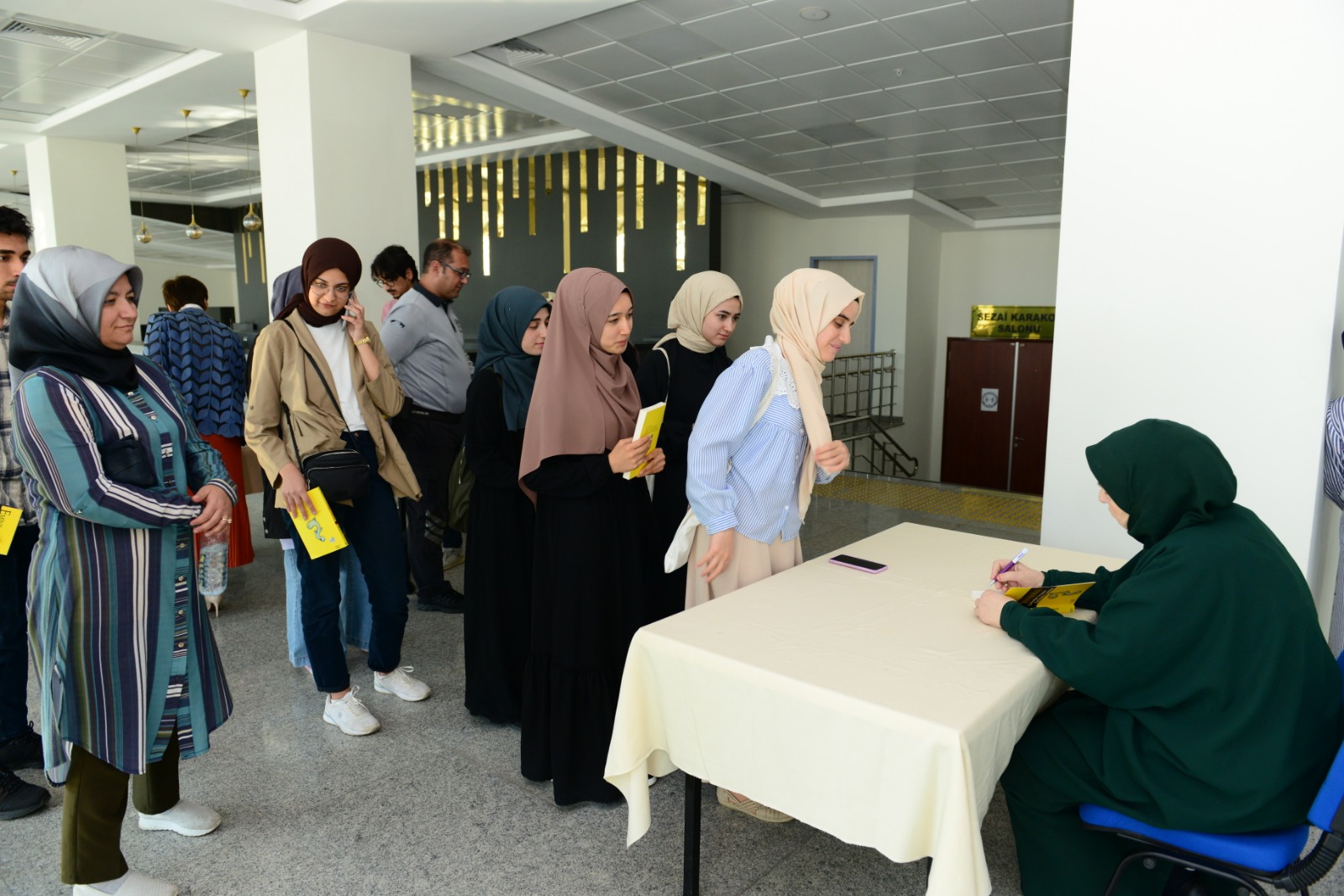 Yazar Emine Şenlikoğlu, KSÜ’de Öğrencilerle Bir Araya Geldi