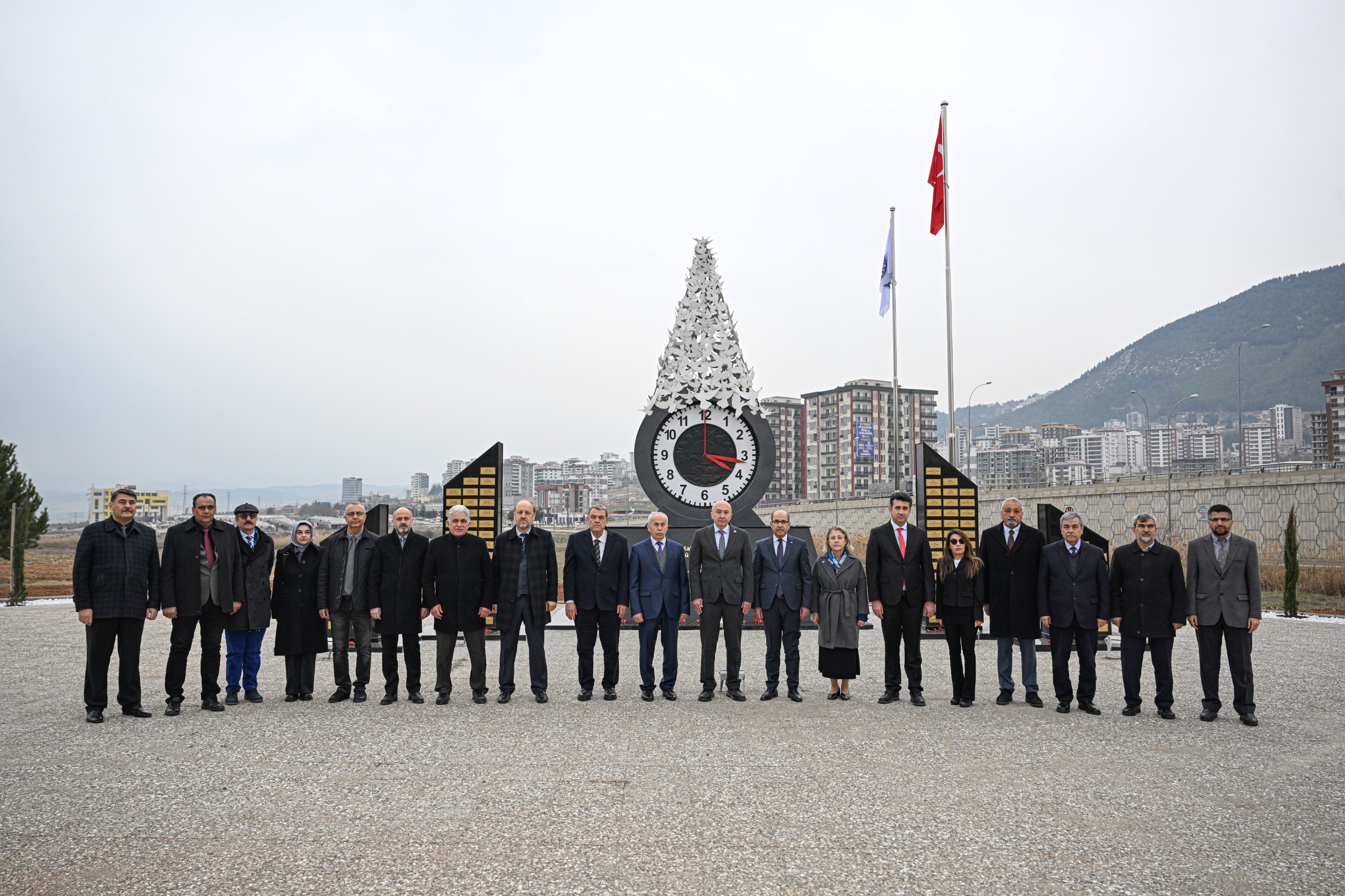 KSÜ Rektörü Prof. Dr. Alptekin Yasım, ‘Deprem Şehitleri Anıtı’na Karanfil Bıraktı